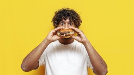 Junk food : comment les aliments ultratransformés attaquent les spermatozoïdes en trois semaines seulement