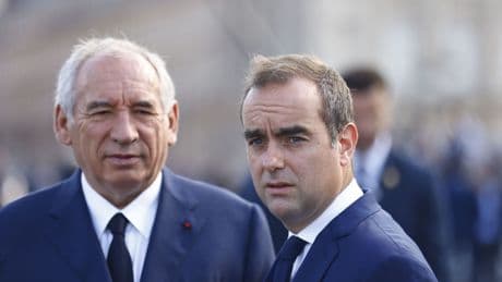 Macron desafía a la calle y nombra a su 'favorito' como un primer ministro "continuista"