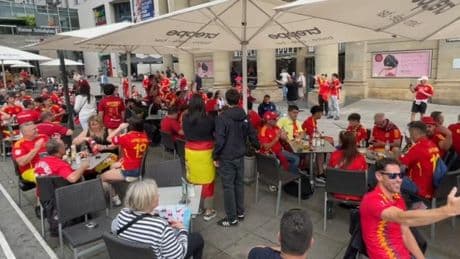 Ambientazo en Stuttgart: La afición española toma las calles de la ciudad alemana