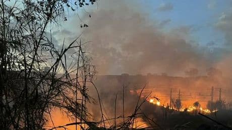 Incendio alla Magliana, 50 persone evacuate: chiuse le strade, deviati anche gli autobus. «Limitare gli spostamenti»