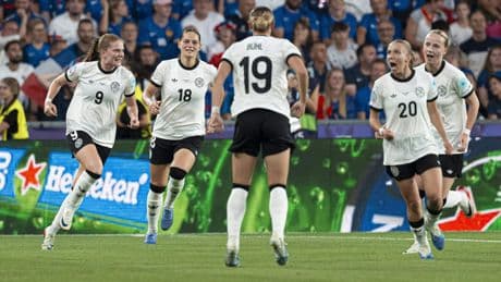 EK vrouwenvoetbal: Duitsland na penaltythriller tegen Frankrijk als laatste land naar halve finales