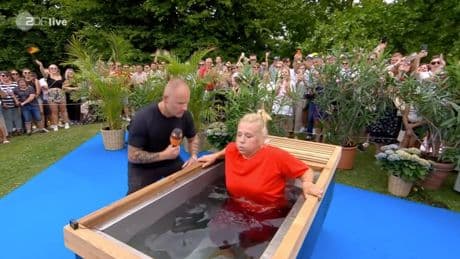 Kiewel wagt Eisbad-Challenge im "Fernsehgarten" – dann packt sie die Angst