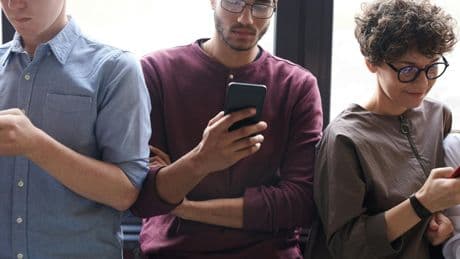 Siempre hay un amigo inquietante que nunca habla en el grupo de WhatsApp. La psicología tiene una explicación