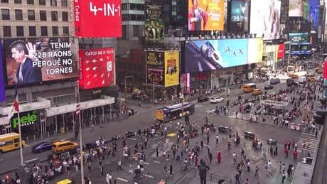 Compromís coloca un mensaje contra Mazón en Times Square en su visita a Nueva York: &quot;228 razones para que no vuelvas&quot;