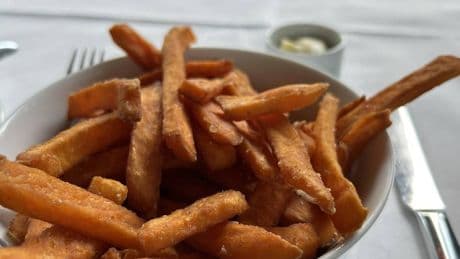 Nach Gastro-Debatte im Netz: Zehn Euro für Süßkartoffel-Pommes in Düsseldorf – Wucher oder fairer Preis?