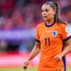 Lieke Martens stopt definitief met voetbal: ‘Mijn grootste prioriteit is om de beste moeder te zijn’