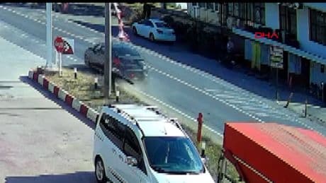 Otomobil yayaya çarptı! Kaza kamerada