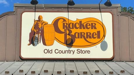 Etats-Unis : Cracker Barrel face à la tempête conservatrice après le changement de logo emblématique