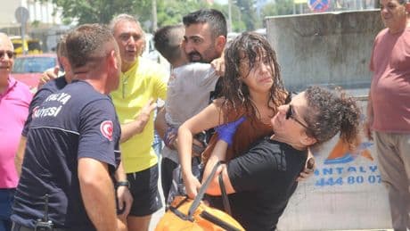 Antalya 4 katlı apartmanda yangın: Mahsur kalan 7'si çocuk 10 kişi kurtarıldı