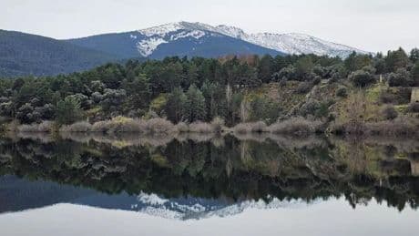 Esta ruta desconocida te lleva al origen del acueducto de Segovia: está en la Sierra de Guadarrama y tiene búnkeres de la Guerra Civil