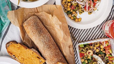 Recept: Salade van tomaat en kikkererwten met manzanilla-olijven en peterselie