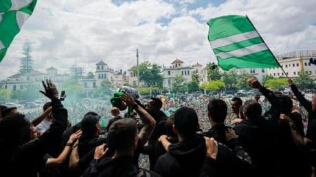 Miles de béticos reciben al Betis finalista de la Conference