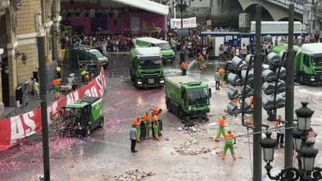 Vídeo | La labor en tiempo récord de los servicios de limpieza en la plaza del Arriaga