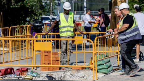 Cuánto dinero cobra un peón de albañil en  España en 2025: así queda el convenio de construcción