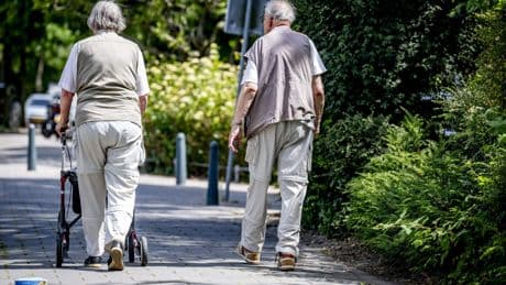 Handtekening onder nieuw akkoord om ouderenzorg betaalbaar te houden: dit is er afgesproken