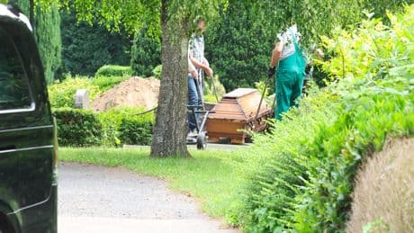 Obduktion: Es war keine Altersschwäche! - Rentner wegen Verbrechen nochmal aus Grab geholt