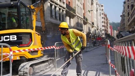 Euskadi es la tercera comunidad que más trabajadores atrae pero su formación es baja