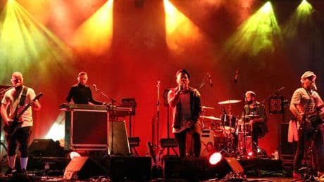 Athena 'Lütfen sakin şekilde boşaltın' diyerek konserini yarıda kesti