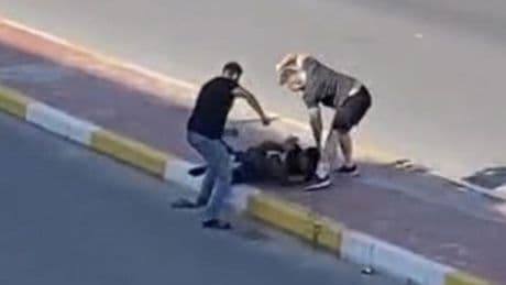 Cadde ortasında vahşet! Çekiç ve sopalı kavga kamerada