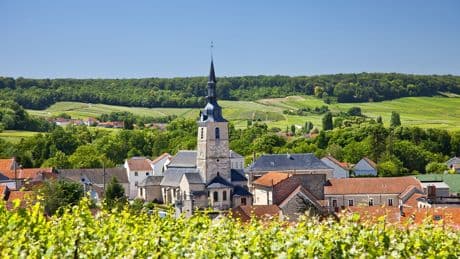 Bekannte Redewendung: Warum wir oft "die Kirche im Dorf lassen"