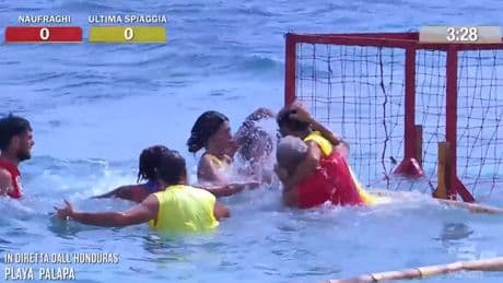 Dos concursantes del &#039;Supervivientes&#039; italiano se agreden y tratan de ahogarse durante una prueba acuática
