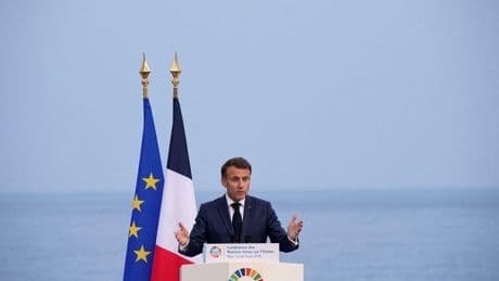 Sauver les océans ou son mandat : les dernières cartes à jouer de Macron