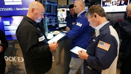 Wall Street ouvre en berne, plombée par le retour des incertitudes commerciales
