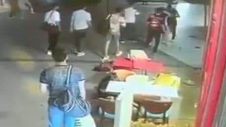 Kağıthane'de eski eşinin sosyal medyadan yayın yaptığı kişiye bıçakla saldırdı