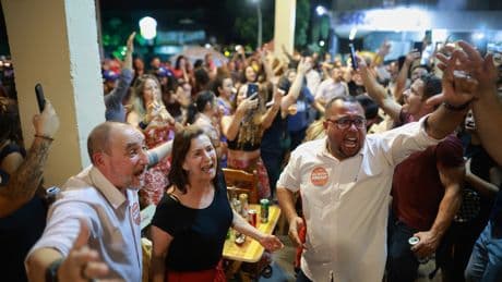 Bailando sobre Bolsonaro y los generales