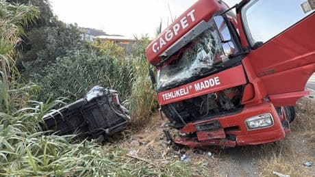 Aydın'da yakıt tankeri, yolcu minibüsüne çarptı: 3 yaralı