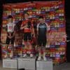 KIJK. Schitterende beelden: Vuelta-renners houden dan maar zelf geïmproviseerde ceremonie op parking van hotel