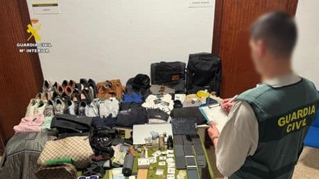 La Guardia Civil acusa a dos detenidos de robar 84 en casas de Xàbia