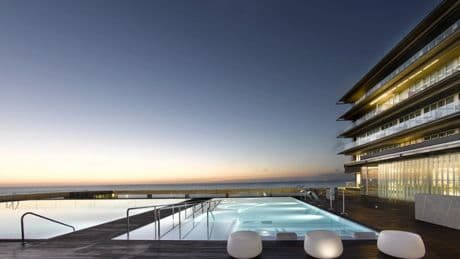 El parador con piscinas 'infinity', cocina gaditana y unas vistas impresionantes del mar