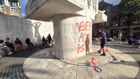 Amsterdam doet aangifte tegen activist die Nationaal Monument op de Dam besmeurde