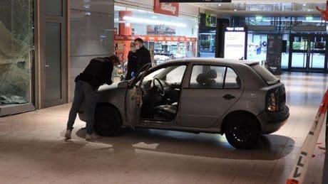 Unfälle: Auto fährt in Juweliergeschäft von Hamburger Einkaufszentrum