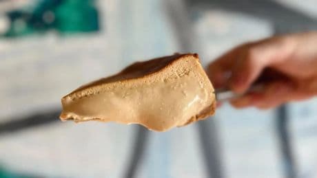 La pastelería del centro de Madrid que tiene una de las mejores tartas de queso con galleta Lotus y cuesta menos de 10 euros