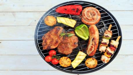 Verbraucherzentrale warnt: Dieses Fleisch sollten Sie niemals grillen!