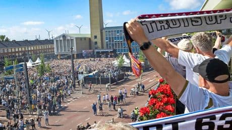 Fans Telstar trekken zich niks aan van ’fakkelverbod’ Velsen bij huldiging: ‘Hoempa hoempa hoempa tètètèèè’