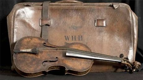 Un hombre encuentra un violín del Titanic en su buhardilla: lo ha vendido por más de 2 millones de euros