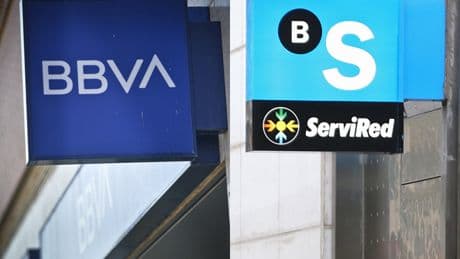 Qué pueden hacer los accionistas de BBVA y Sabadell en plena opa