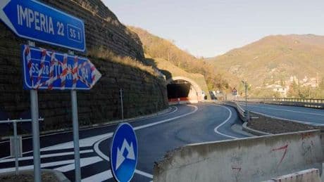 Pieve di Teco, incidente sulla Variante della Statale 28: grave un 67enne. Strada riaperta
