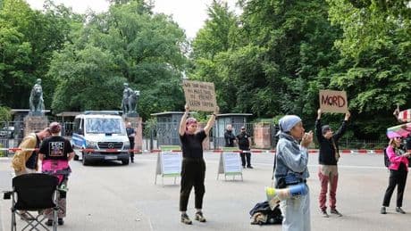 Animal Rebellion: Aktivisten bauen Protestcamp nach Pavian-Tötung in Nürnberg auf