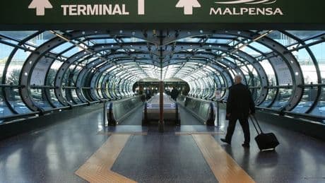 Un passager met le feu à un comptoir d'enregistrement de l'aéroport de Milan