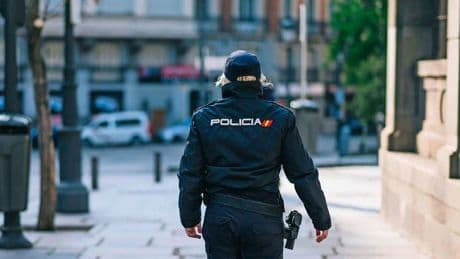 Nederlander in Spanje beroofd: man houdt hem in bedwang, vrouwen halen zakken leeg