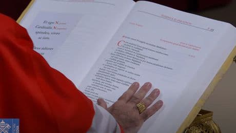 Conclave, formula giuramento dei cardinali: ecco cosa hanno letto nella Cappella Sistina prima dell'Extra Omnes