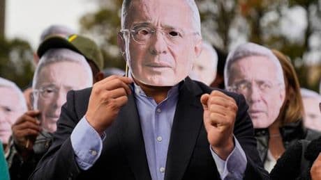 En Colombie, l’ancien président Alvaro Uribe condamné à douze ans d’assignation à résidence