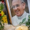 Tod des Papstes: Franziskus gestorben: Trauerbeflaggung und Kondolenzbücher