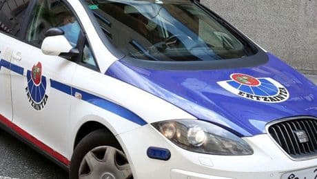 Intentan robar en un taller de Zalla, huyen, chocan con su coche, caen al río y acaban en un zarzal