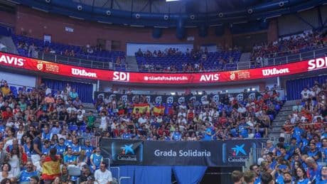 La Grada Solidaria de CaixaBank tiñe de azul el Martín Carpena en una jornada de baloncesto y compromiso social