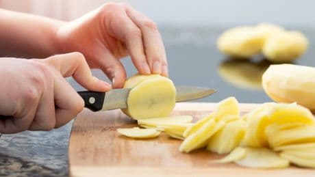 Por qué deberías meter las patatas en agua con bicarbonato antes de cocinarlas, según un experto